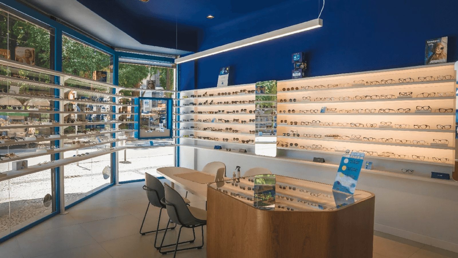 Área interna da OART em Curitiba com expositores de óculos e mesas de atendimento.