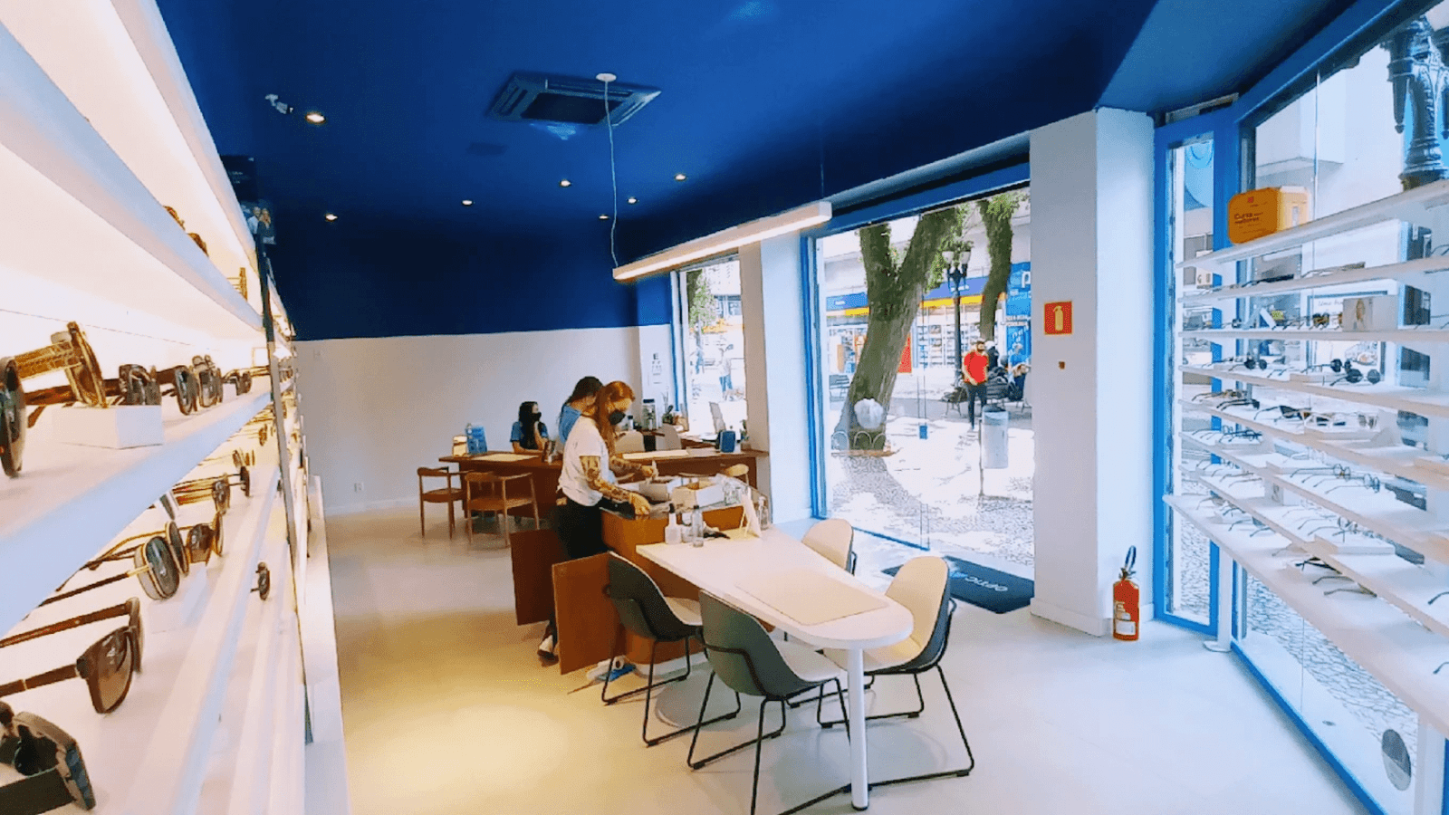 Ambiente de atendimento da ótica OART em Curitiba com poltronas e vista para a rua.